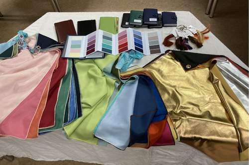 Farbmuster, Bunte Stoffe und Haarsträhnen in verschiedenen Farben
